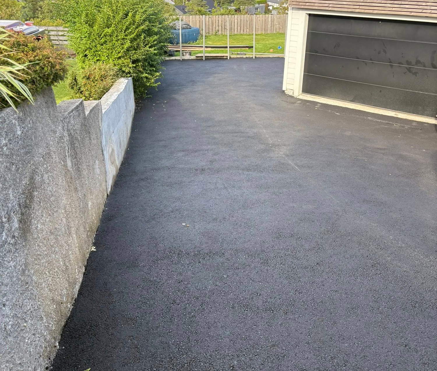 Skreddersydd asfaltering i Kristiansand - solide løsninger for gårdsplass vei og uteområder