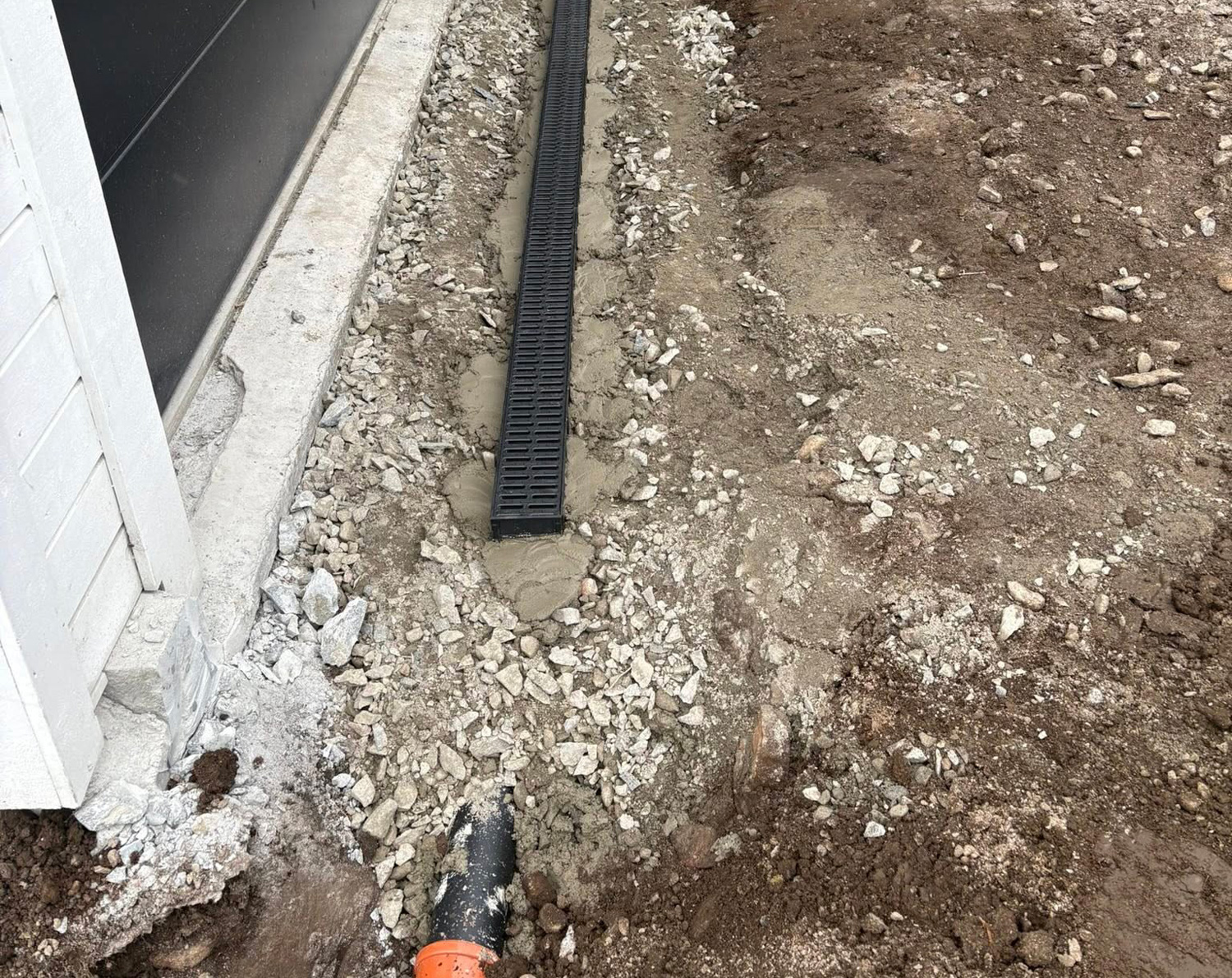 Grøft&Løft AS tilbyr drenering i Kristiansand for varige og sikre uteområder på eiendommen din.